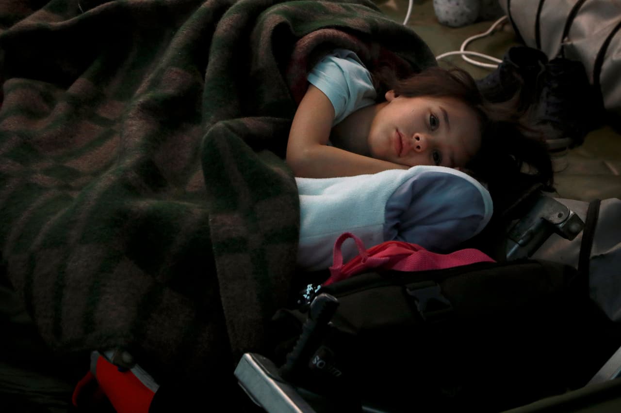 Una niña ucraniana en un centro de asistencia a refugiados instalado en la frontera entre Moldavia y Ucrania. Shabia Mantoo, portavoz de ACNUR, afirmó que tras la primera jornada de intervención militar rusa es todavía difícil hacer un seguimiento de los movimientos de población, “que en este momento se producen de forma esporádica e impredecible”.