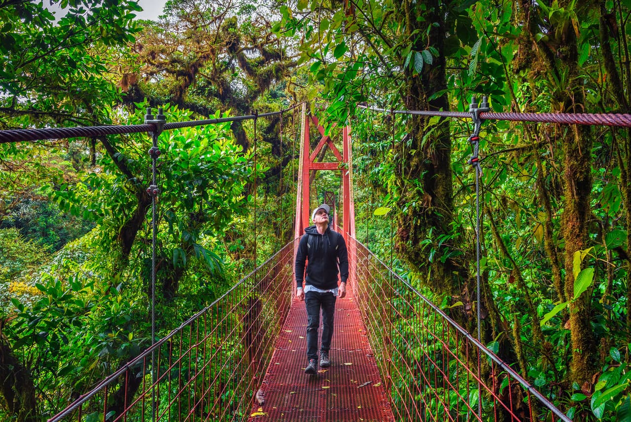 <b>Puesto 2. Costa Rica</b>
<br>
<br>En este país centroamericano una pareja puede vivir con comodidad gastando unos 2,500 dólares mensuales, lo que incluiría vivienda de dos habitaciones con servicios de primer mundo, alimentación, entretenimiento y atención médica. Costa Rica se destaca por seguridad, estabilidad política y económica, clima tropical y su belleza natural. 
<br>
<br>Con la pandemia de covid-19 se creó una nueva visa para nómadas digitales y se actualizó una ley para atraer jubilados. Esta incluye beneficios para inversionistas y la capacidad de traer al país sus automóviles y artículos para el hogar sin impuestos.
<br>