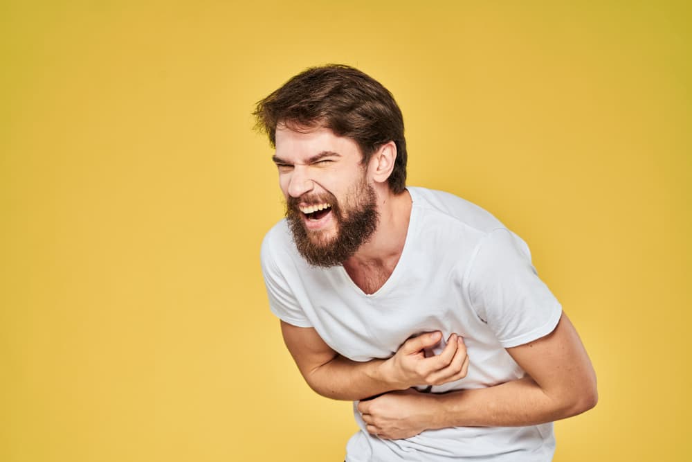 <b>Escorpión</b>
<br>Cuando a un nativo de este signo o con un ascendente en ese signo le da por mentir, y es atrapado en el engaño, generalmente aplica las mejores armas que conoce, entre ellas el sarcasmo o la ironía para evitar el tema. Se burla de lo que le están diciendo, lo convierte en una especie de broma o chanza para desvirtuar la atención y contraataca tratando de ridiculizar a quien le está diciendo las verdades y descubriendo sus mentiras. Le minimiza, inclusive procura humillarle restándole crédito o poniendo en duda sus credenciales, moralidad, principios y trae a colación hechos del pasado para tratar de desacreditar a quien está descubriendo su engaño.