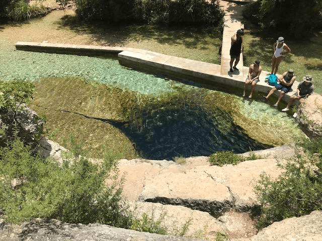 No se requiere tarifa para ingresar al área natural. Solo se requiere una tarifa de $9 si nadarás en Jacob’s Well durante el verano. El parque abrió su sitio web para reservaciones.