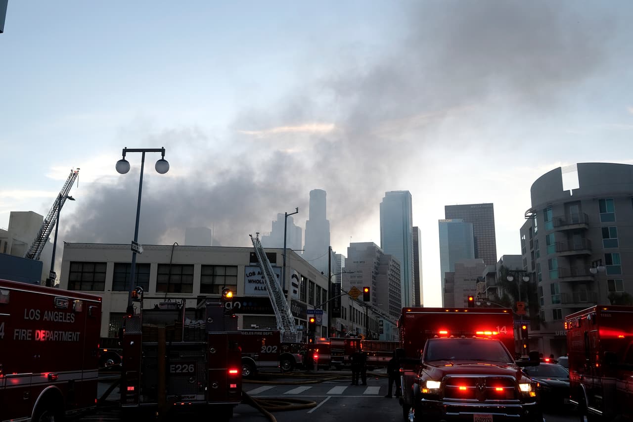 Los bomberos respondían a un aviso de incendio y tuvieron que correr para salvarse cuando estalló una bola de fuego.