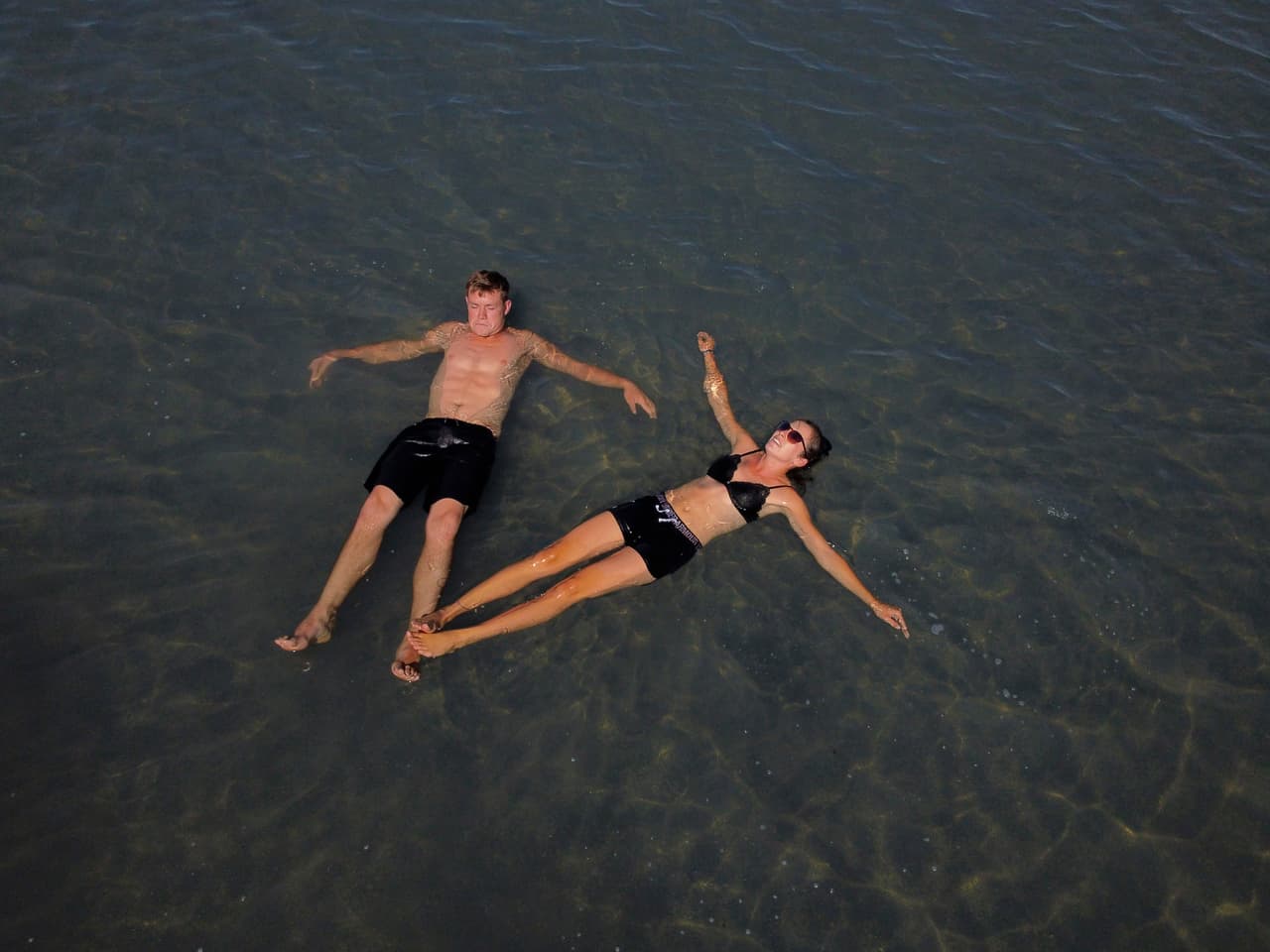 Benny y Faith Martens flotan en las aguas del Gran Lago Salado, próximo a Salt Lake City el 6 de septiembre del 2022. Los ríos que alimentan ese embalse son la principal fuente del agua que consume Utah, no el río Colorado.