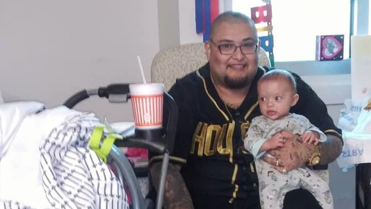Festeja su primer año de vida Matthew, el cuarto hijo de 
<b><a href="https://www.univision.com/local/houston-kxln/regresa-a-casa-madre-de-cuatro-despues-de-estar-conectada-a-un-respirador-artificial-tras-dar-a-luz-fotos">Crystal Gutiérrez</a></b>, el menor nació a las 36 semanas de gestación cuando su madre fue diagnosticada con 
<b><a href="https://www.univision.com/local/houston-kxln/casos-variante-delta-condado-harris">coronavirus.</a></b>