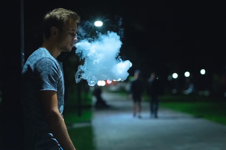 Por qué hay anuncios de cigarrillos electrónicos en televisión, a pesar de su impacto en la salud