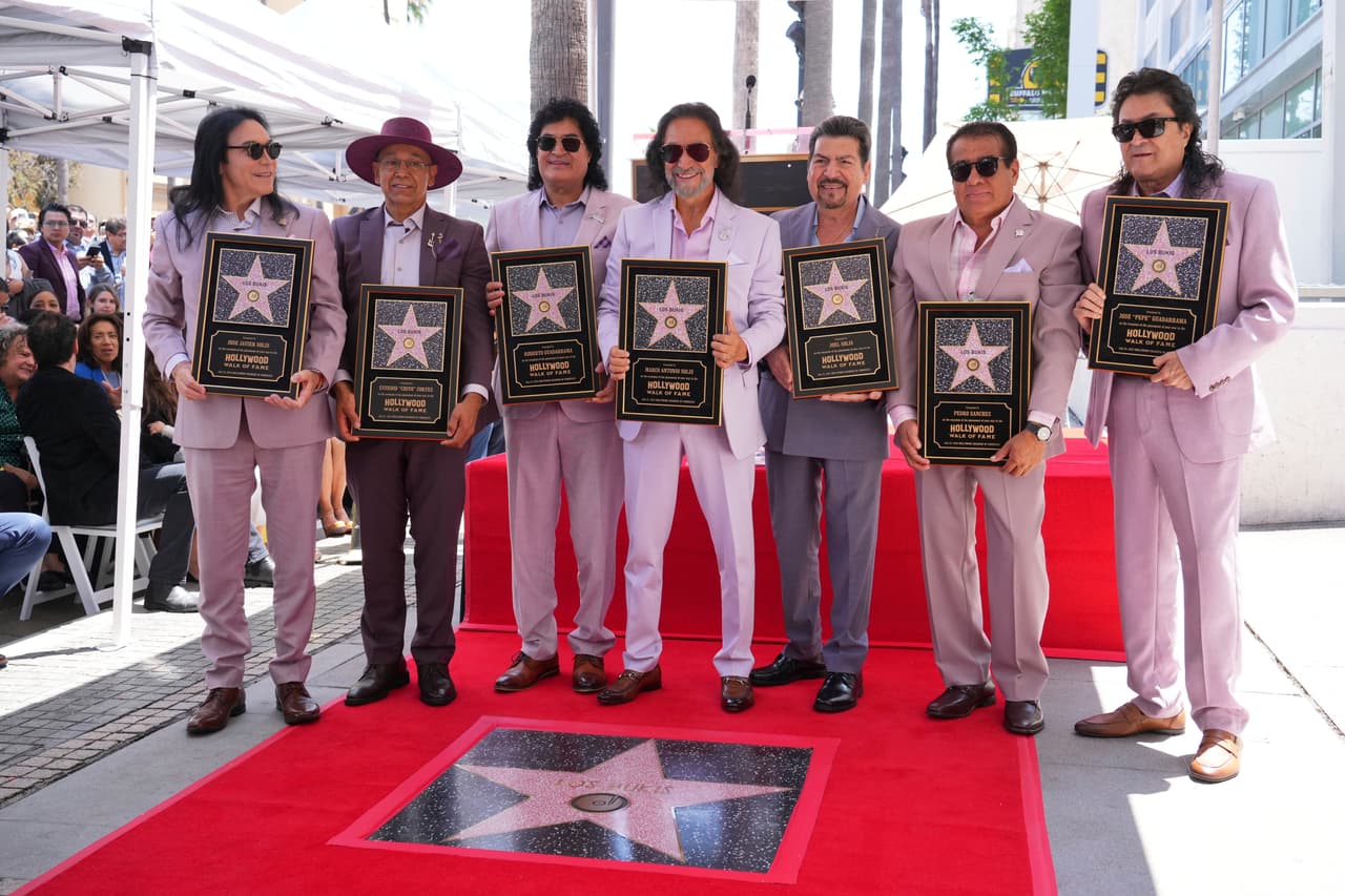 El miércoles 23 de julio, 
<b>Los Bukis fueron inmortalizados en el Paseo de la Fama de Hollywood</b> al recibir su propia estrella, la número 2817, frente a una multitud que coreaba su nombre y celebraba su legado musical.