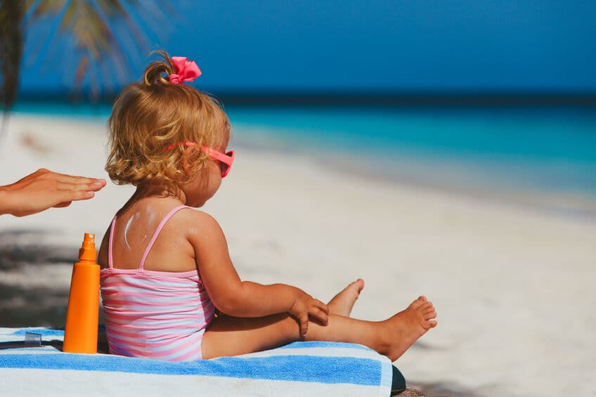 Si tienes un bebé, lo más probable es que pienses en protegerlo de los rayos del sol, por lo que quizá preferirías optar por un bloqueador solar; sin embargo, aplicarlo en bebés de cierta edad no es necesario.