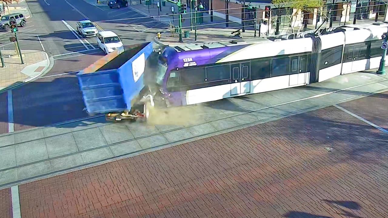 <b><a href="https://www.univision.com/local/arizona-ktvw/choque-entre-tren-ligero-camion-de-basura-en-mesa-fotos" target="_blank">Este incidente</a></b> ocurrió el miércoles 3 de enero por la mañana en el cruce de las calles Robson Road y Main Street, en Mesa, Arizona, según un reporte policial. Se informó que tres personas, incluido el conductor del tren, fueron hospitalizadas con lesiones que no amenazaban sus vidas.