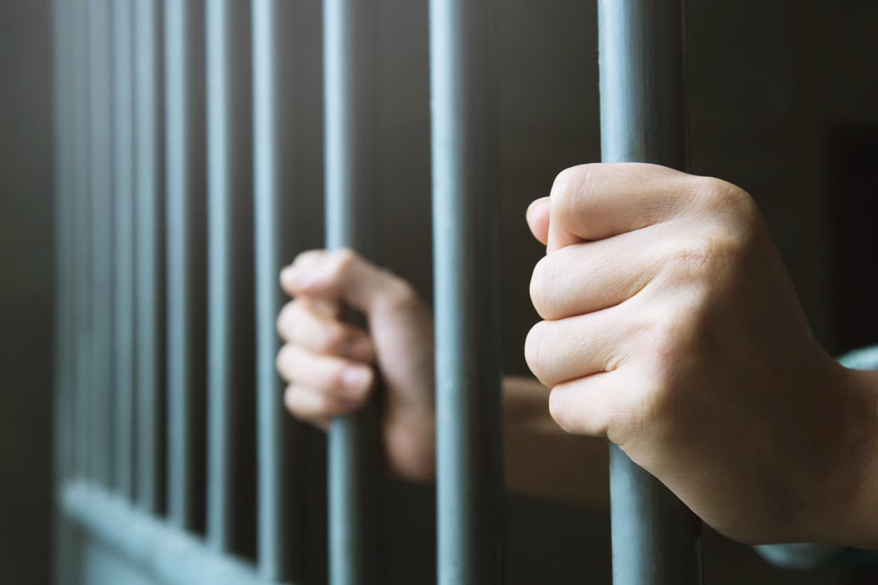 Mientras tanto, el hombre fue detenido y enfrentará un proceso penal por el delito de corrupción de menores, según informaron fuentes cercanas al caso al diario La Gaceta.
<br>
