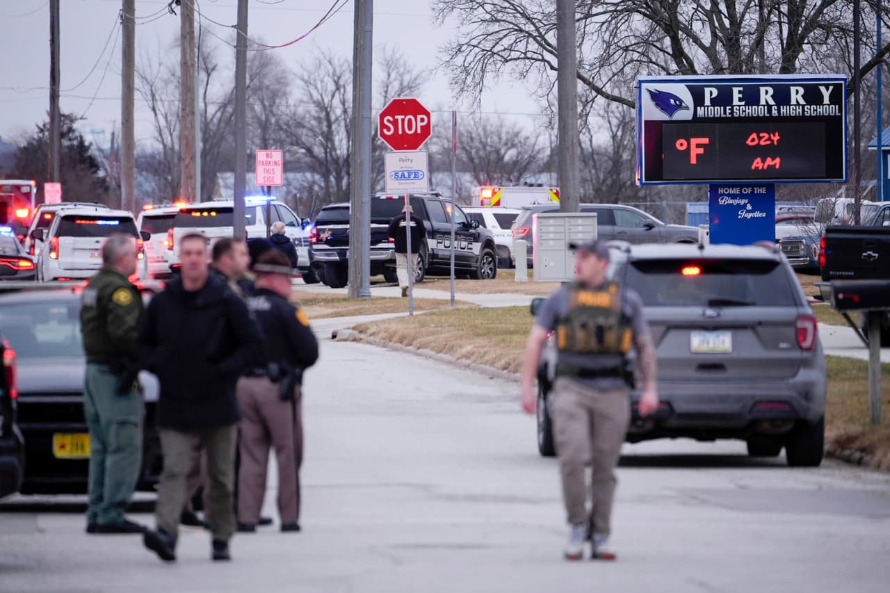 Presencial polician en una escuela en Perry, Iowa, donde se registró un tiroteo.