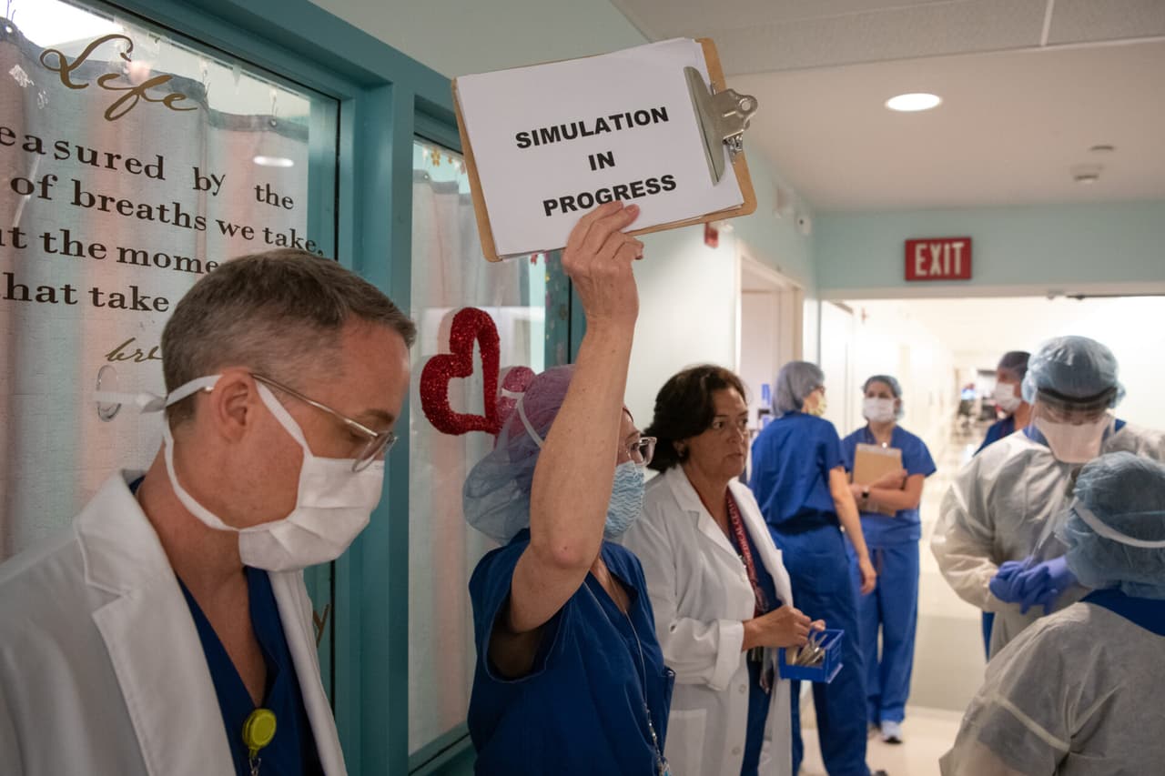 De acuerdo con las estimaciones del Centro de Control y Prevención de Enfermedades (
<a href="https://www.univision.com/temas/centros-de-prevencion-y-control-de-enfermedades">CDC </a>por sus siglas en inglés) y el Departamento de Salud del Condado de Los Ángeles, en las próximas semana se registrará un 
<a href="https://www.univision.com/local/los-angeles-kmex/cuantos-casos-y-muertes-por-coronavirus-fueron-reportados-en-los-angeles-y-el-sur-de-california">escalada de casos de coronavirus</a>, debido a la cantidad de 
<a href="https://www.univision.com/local/los-angeles-kmex/crean-en-los-angeles-una-pagina-web-para-que-hispanos-puedan-inscribirse-a-la-prueba-del-coronavirus">pruebas</a> que se están realizando en todo el condado.