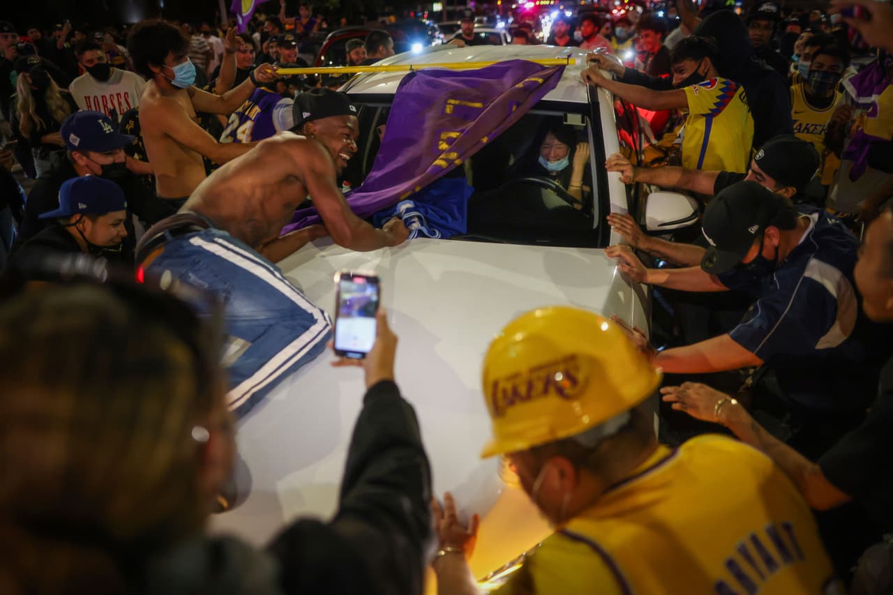 Momentos de tensión también vivieron las personas que trataron de transitar por el área de la concentración y que no eran precisamente fanáticos de Los Lakers.