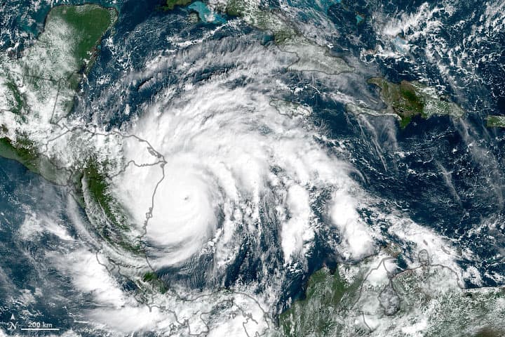 El huracán Iota de categoría 5 se acerca a diversos países centroamericanos, tan solo dos semanas después de que la región fue azotada por la fuerza de Eta, categoría 4.
<br>
<br>El fuerte impacto previsto por los expertos climatológicos se confirmó luego de que Iota 
<a href="https://www.univision.com/noticias/america-latina/iota-causa-al-menos-10-muertos-miles-de-damnificados-grandes-inundaciones-y-destrozos-a-su-paso-por-centroamerica">causara por lo menos una decena de muertos</a>, miles de damnificados e inundaciones prominentes en Nicaragua, para después aztar Huracán y El Salvador. 
<br>
<br>
<br>