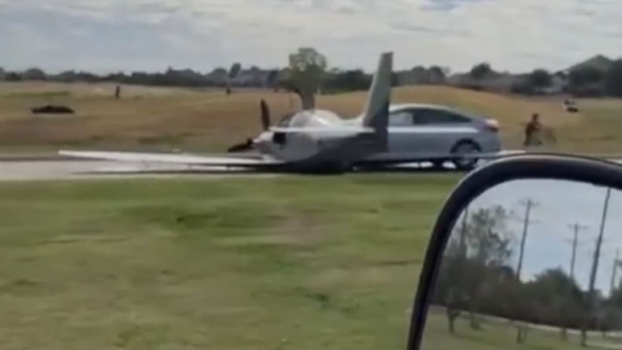 En el lugar del accidente, los paramédicos del Departamento de Bomberos de McKinney evaluaron a tres pacientes. 
<b>Dos de ellos se encontraban a bordo de la avioneta, mientras que el tercero estaba en el automóvil impactado</b>. Solo una persona fue trasladada al hospital con heridas leves.
