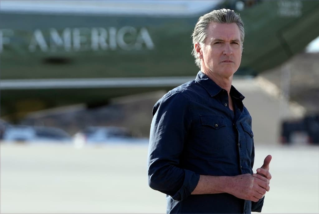 <h2 class="cms-H2-H2">Gavin Newsom pide evaluación a los Menédez</h2>
<br>
<br>
<b>26 de febrero 2025: </b>El gobernador de California, Gavin Newsom, ordenó a la Junta de Libertad Condicional que realice una 
<b><a href="https://www.univision.com/local/los-angeles-kmex/newsom-ordena-evaluacion-riesgo-hermanos-menendez">evaluación de riesgos para determinar si Lyle y Erik Menéndez representan una amenaza para la seguridad pública</a></b> en caso de ser liberados.
