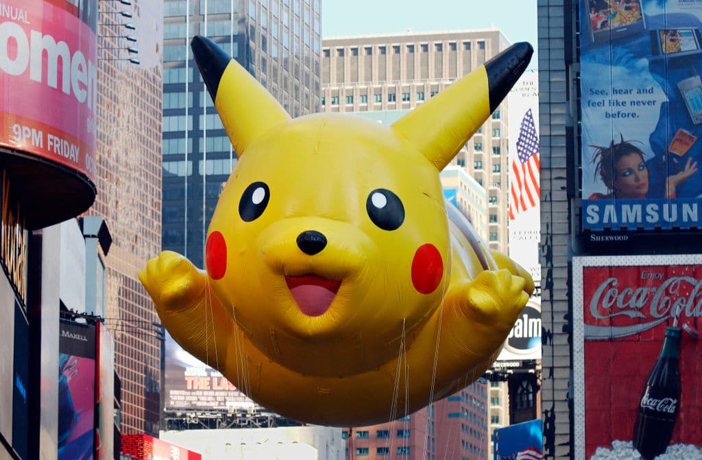 La saga de Pokemon cumple 25 años en 2021. El videojuego, desarrollado por la compañía Gamefreak y exclusivo de las consolas de 
<a href="https://www.univision.com/temas/pokemon">Nintendo</a>, se convirtió en un éxito instantáneo tras su lanzamiento el 27 de febrero de 1996. Al día de hoy, 
<a href="https://25.pokemon.com/es-es/" target="_blank">es la segunda franquicia más exitosa de la compañía</a> después de 
<b>Super Mario Bros</b>. Ha vendido 
<a href="https://corporate.pokemon.co.jp/en/aboutus/figures/" target="_blank">más de 368 millones de copias en todo el mundo</a> y ha sido descargado alrededor de mil millones de veces.