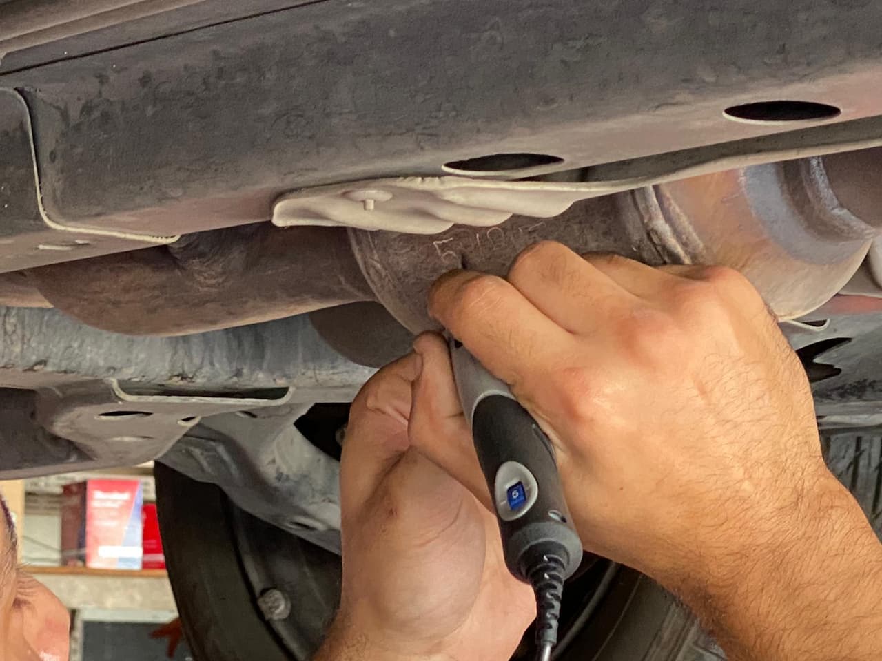 Según autoridades, 
<b>los mecánicos les ponen el numero de su placa en el catalizador </b>por si se los roban para que puedan identificar el 
<a href="https://www.univision.com/local/fresno-kftv/registro-policial-termino-hallazgo-90-convertidores-cataliticos-robados-valle-central">converitdor catalítico</a> con el carro de la víctima.
<br>