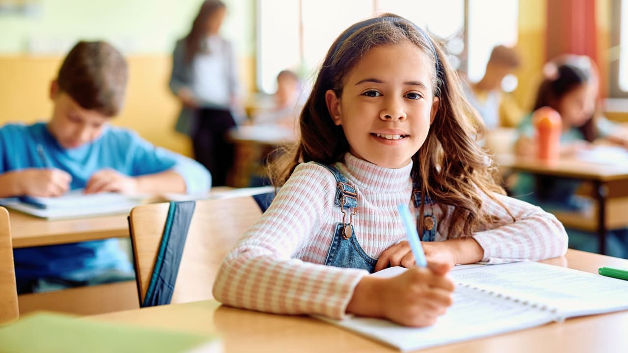 <h3 class="cms-H3-H3">🎓 Educación, empleo y salud: avances y retos </h3>
<br>
<b>Educación: </b>
<br>Más del 52% de los alumnos en escuelas públicas de Texas son hispanos. 
<br>Pero las tasas de graduación universitaria siguen por debajo del promedio estatal. 
<br>Aumenta el número de hispanos en carreras STEM, enfermería y oficios técnicos. 
<br>
<b>Empleo: </b>
<br>Representamos más del 40% de la fuerza laboral en Texas. 
<br>Somos esenciales en construcción, servicios, transporte, salud y educación. 
<br>Aún persisten brechas salariales: ganamos un 30% menos que otros grupos, en promedio. 
<br>
<b>Salud: </b>
<br>Más del 25% de los hispanos no tiene seguro médico. 
<br>Problemas de acceso, idioma y estatus migratorio limitan la atención. 
<br>Sin embargo, nuevas clínicas comunitarias y servicios bilingües están creciendo en ciudades como Dallas, Houston y Austin.