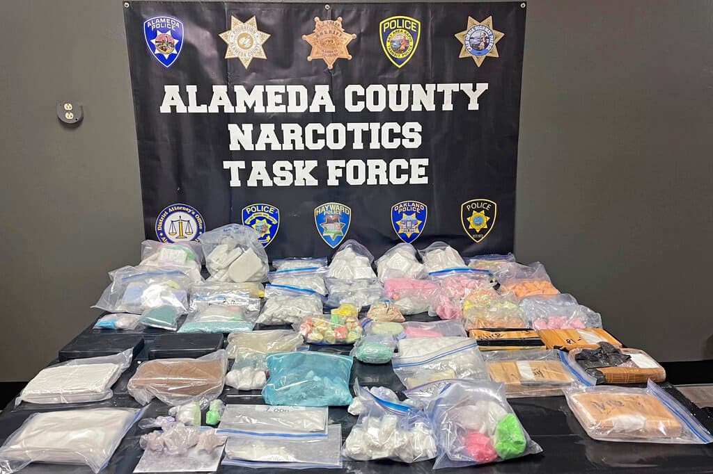 Pero este problema no es nuevo. En abril de 2022, la Oficina del Alguacil del Condado de Alameda incautó de 92.5 libras (42 kilogramos) de fentanilo ilícito tras descubir un laboratorio de fabricación de fentanilo.