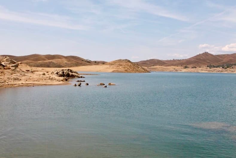 <b>El <a href="https://goo.gl/maps/qKruLvjyqZ1SwJFA9" target="_blank">lago Millerton</a> se encuentra a 20 millas al noreste de Fresno,</b> y ofrece una amplia gama de actividades recreativas como andar en bote, nadar, pescar, acampar y excursionar el área aledaña. Tiene más de 300 pies de profundidad y 40 millas de orilla, las cuales ofrecen principalmente áreas de camping en el lado norte del lago. 
<b>Para quienes andan detrás de los róbalos y truchas, se pueden rentar botes de pesca, o bien navegar un brazo del río San Joaquín para explorar las cuevas propias del entorno</b>. El lago Millerton tiene una sola marina, pero existen dos compañías que rentan botes. El valor de entrada por vehículo es de 12 dólares.