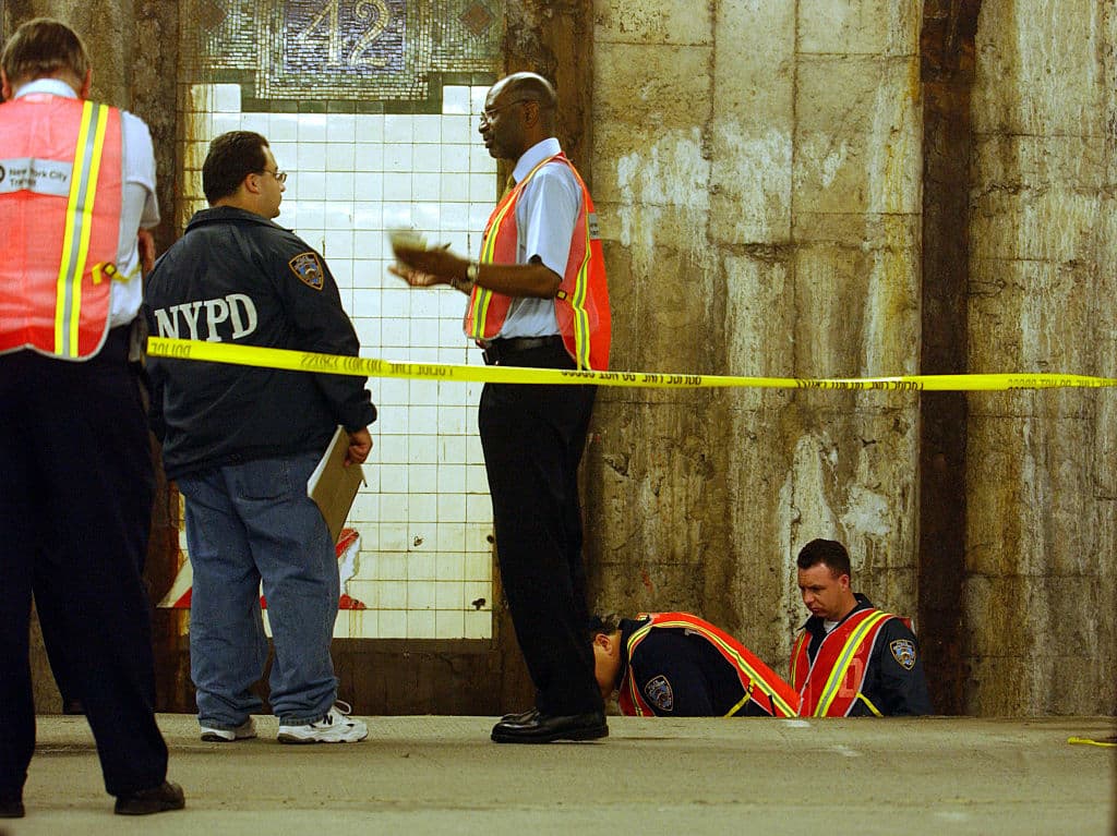 <b>Muere electrocutado.</b> Un presunto ladrón que huía de la policía 
<b><a href="https://www.univision.com/local/nueva-york-wxtv/presunto-ladron-electrocutado-huir-policia-estacion-subway1">murió electrocutado entre los vagones del tren</a></b> el 13 de septiembre. NYPD informó que varios de sus agentes acudieron a la estación East 180 Street y Morris Park Ave., por una llamada reportando un robo. Al llegar arrestaron a tres sospechosos, pero uno más, salió huyendo por debajo del tren, donde hizo contacto con el riel eléctrico y falleció en el acto. 
<br>