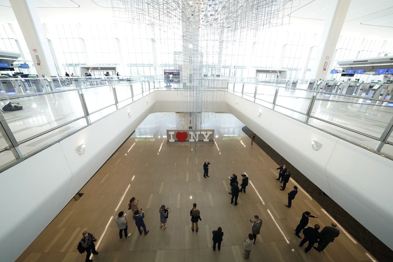 Más del 90% de los residuos de construcción y demolición, 
<b>69,000 toneladas, se desviaron de los vertederos</b> y, de hecho, la Terminal B recibió la certificación LEED v4 Gold, la más alta distinción que otorga el U.S. Green Buildings Council.