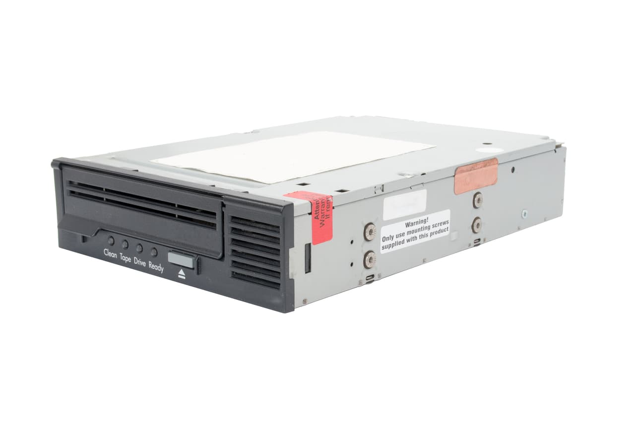 <b>Unidad de cinta para almacenar datos.</b>
<br>
<br>Este dispositivo almacenaba datos en una cinta magnética, y con este aparato para para hacer una copia de seguridad de la información que teníamos en la computadora había que esperar toda la noche. 
<br>