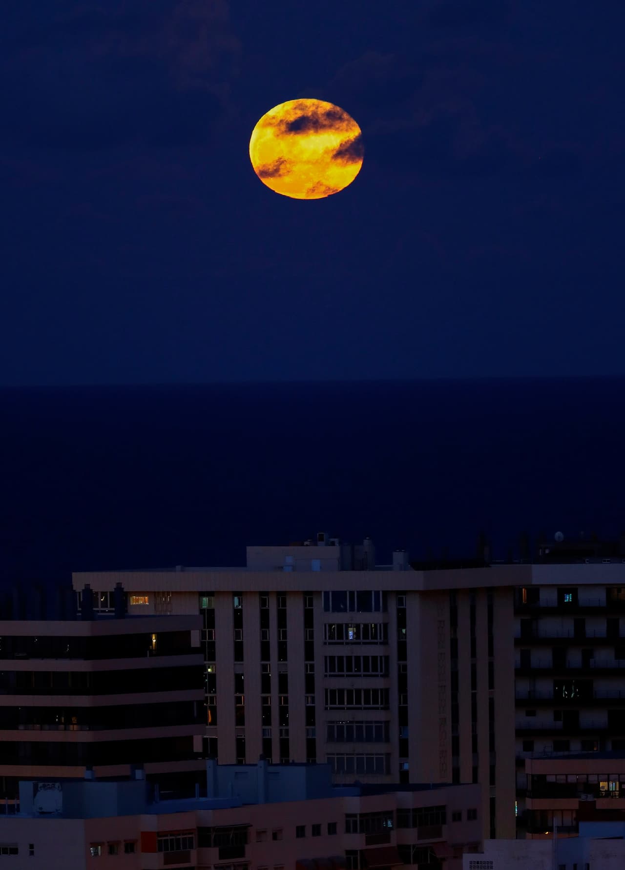 Así se vio la 'Superluna de las flores' este jueves sobre Las Palmas de Gran Canaria, en España. Las Superlunas ocurren cuando 
<b>se las ve aproximadamente un 7% más grandes y aproximadamente un 15% más brillantes que una Luna llena típica, detalla el calendario granjero.</b> 
<br>
<br>
<br>