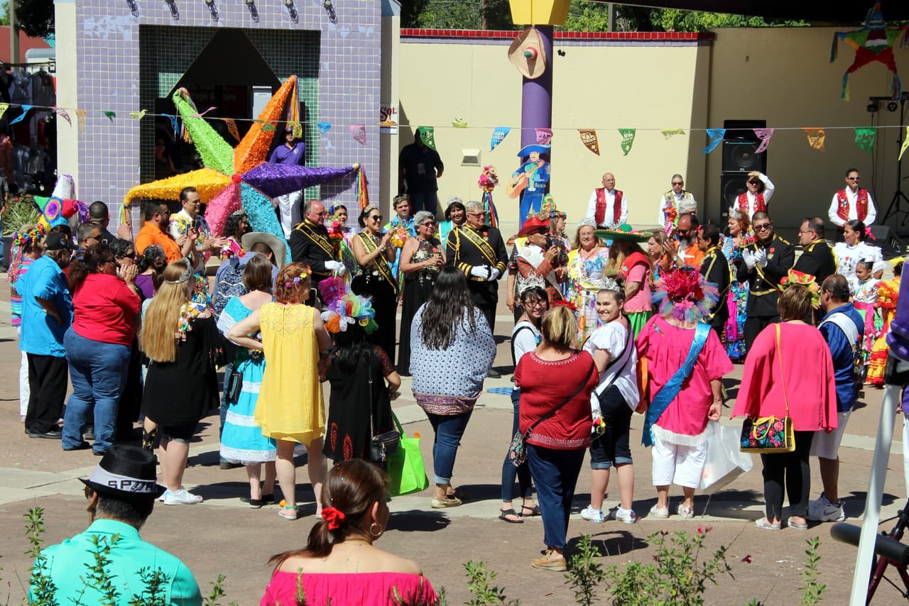<h2 class="cms-H2-H2">Piñatas in the barrio</h2>
<br>
<ul>
 <li class="li1">Cuándo: 26 de abril</li>
</ul> 
<ul>
 <li class="li1">Hora: 12:00 horas - 21:00 horas</li>
</ul> 
<ul>
 <li class="li1">Dónde: Guadalupe Plaza</li>
</ul> 
<ul>
 <li class="li1">Qué es: Un evento con entretenimiento en vivo, arte, manualidades, comida deliciosa y bebidas variadas; así como grupos de danza y de música en vivo. Ven a admirar las piñatas más grandes en San Antonio.</li>
</ul> 
<ul>
 <li class="li1">Costo: Gratis</li>
</ul>