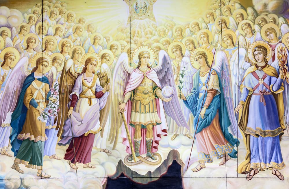 Los arcángeles son poderosos seres espirituales, posicionados en un alto nivel de la jerarquía celestial, con grandes dotes, de quienes podemos adoptar e invocar en oración para vivir más iluminados y bienaventurados.