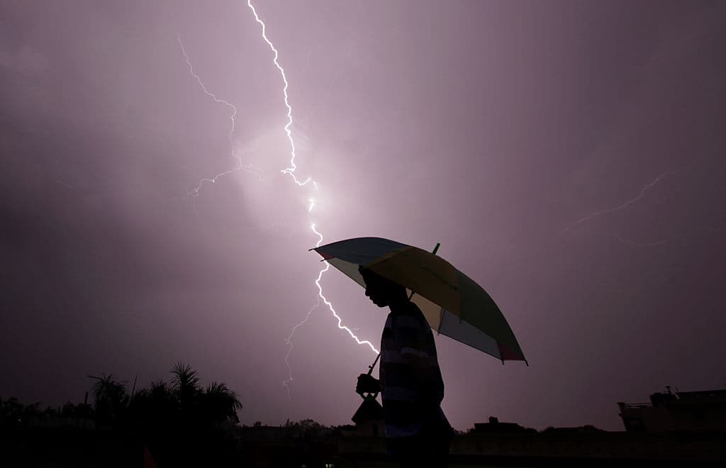 ¿Cómo puedo protegerme de los rayos durante una tormenta eléctrica?
