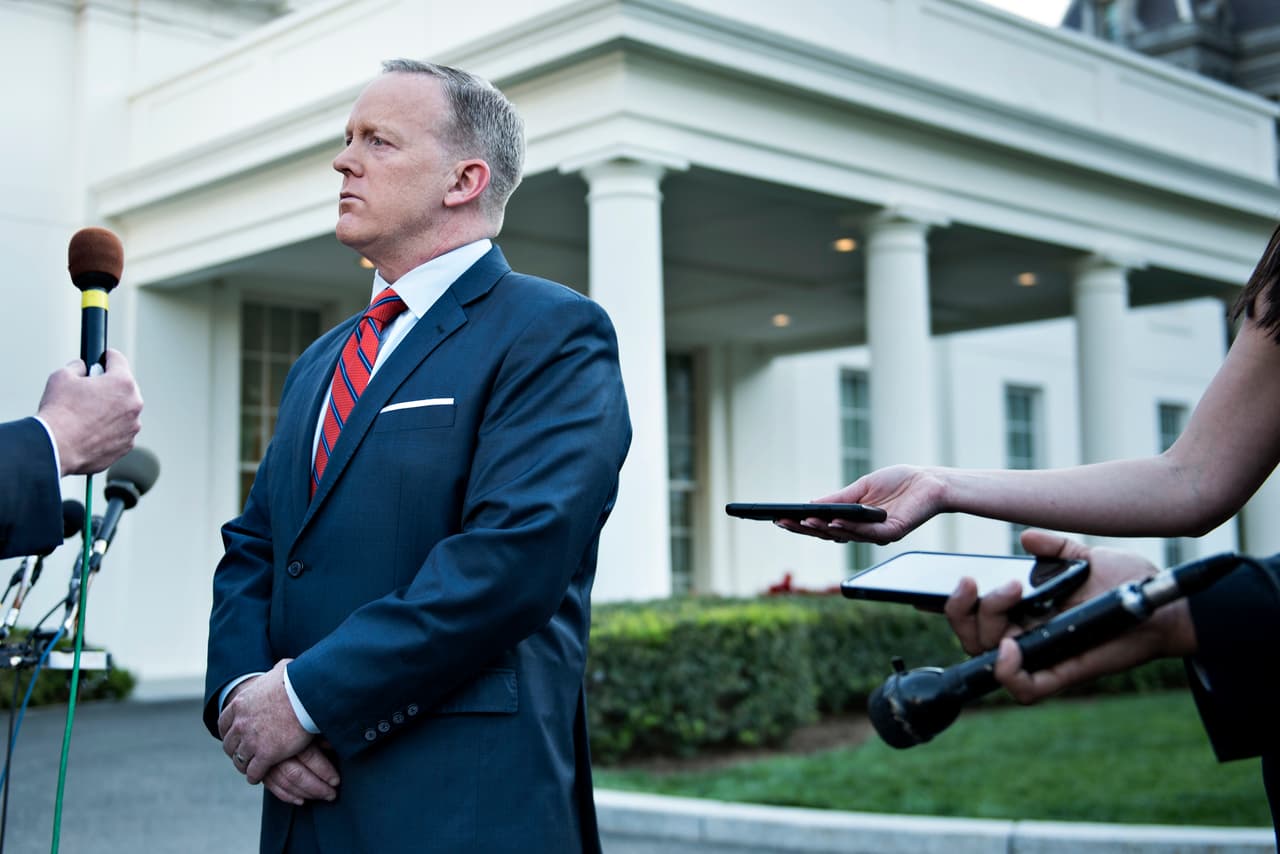 <b>10. Apagó las cámaras de la sala de prensa de la Casa Blanca</b>
<br>Al día siguiente del estallido de la crisis del Rusiagate, el portavoz optó por no mostrar su cara en vivo durante la rueda de prensa diaria. Aparentemente Spicer lo hace “cuando quieren castigarnos”, dijo a Univision Noticias una reportera que cubre la presidencia. La Casa Blanca no suministró una explicación para justificar por qué la falta de video en vivo.