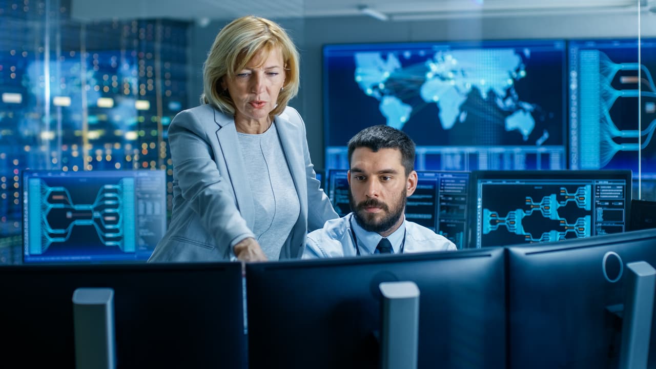 <b>Puesto 6. Gerentes generales y de operaciones.</b>
<br>
<br>Número de nuevos trabajos proyectados entre 2019 y 2029: 143,800.
<br>
<br>Salario promedio anual (2019): 100,780 dólares.
<br>
<br>Son altos ejecutivos que planifican estrategias y políticas para garantizar que una organización cumpla con sus objetivos.