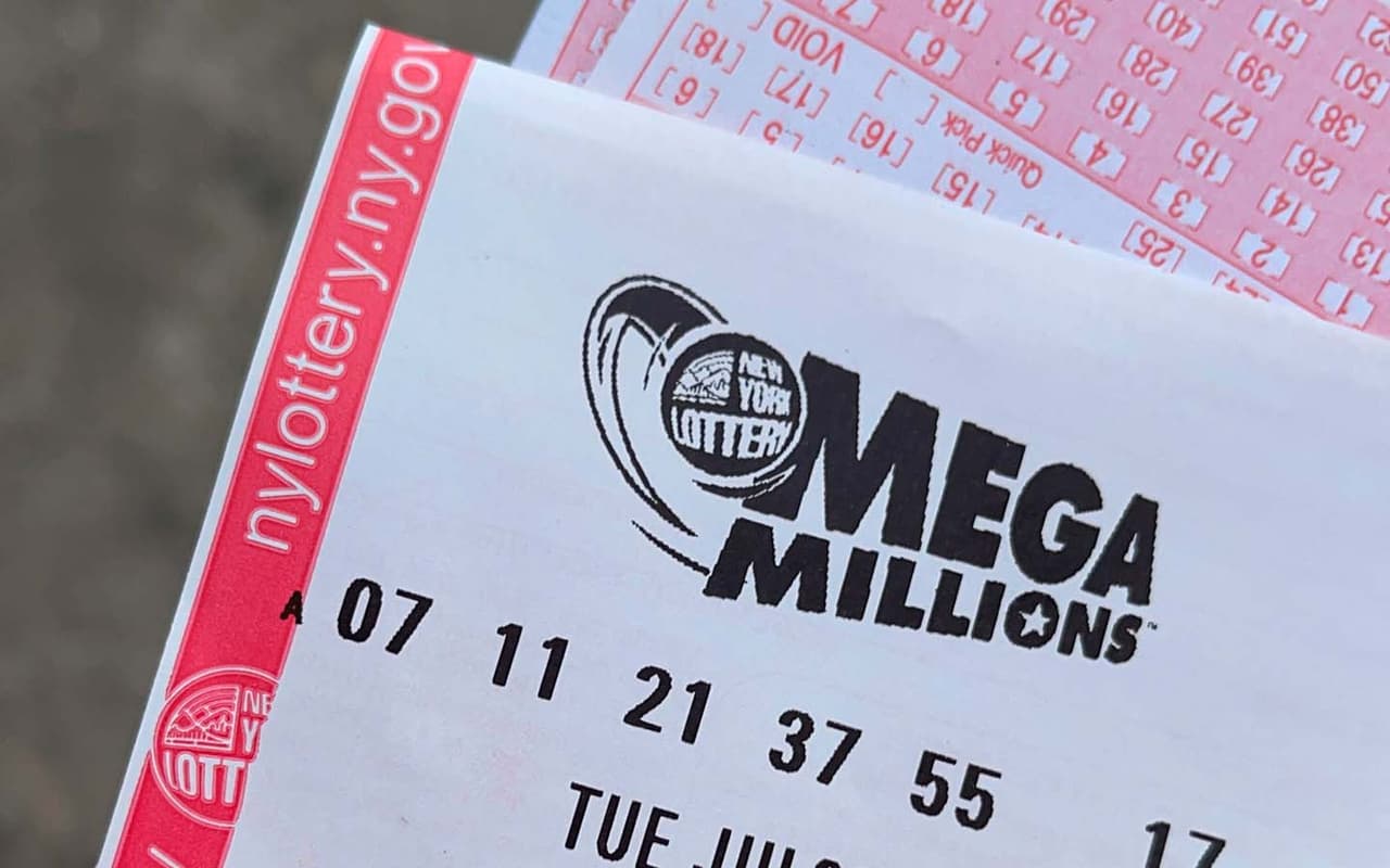 La suerte cayó del lado de Nueva Jersey y Nueva York durante el sorteo de la noche del martes de Mega Millions, pues el 
<b><a href="https://www.univision.com/local/nueva-york-wxtv/mega-millions-premio-mil-millones-vendido-nueva-jersey-nueva-york-marzo" target="_blank">premio mayor de 1,130 millones de dólares fue vendido en el Estado Jardín</a></b>. 
<br>
<br>Además, 3 premios millonarios fueron vendidos en Nueva York.
<br>
<br>¿Qué pasaría si el ganador fuera un inmigrante sin documentos? Aquí te contamos todo lo que necesitas saber de la lotería.