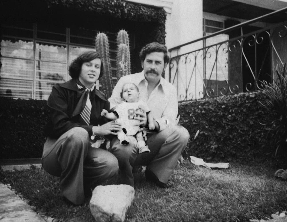 Pablo Escobar (d) sostiene a su hijo varón Juan Pablo Escobar