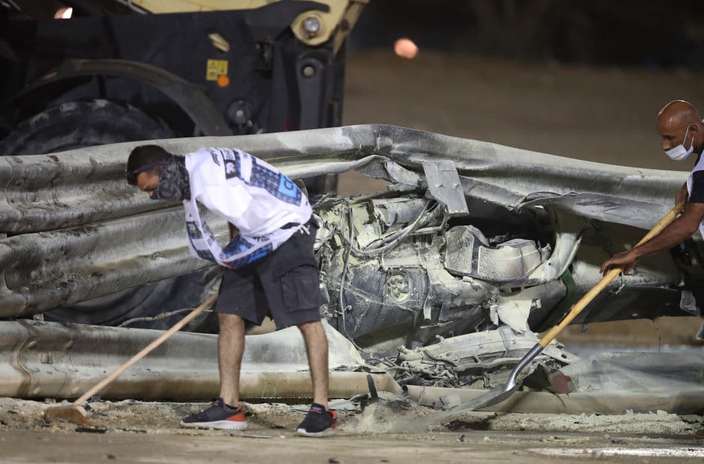 Romain Grosjean perdió el control de su monoplaza tras rozar su llanta con otro piloto y se impactó con una barda. El piloto francés logró salir ileso de su auto en llamas con leves quemaduras en manos y pies durante el Gran Premio de Barein en la Formula 1.