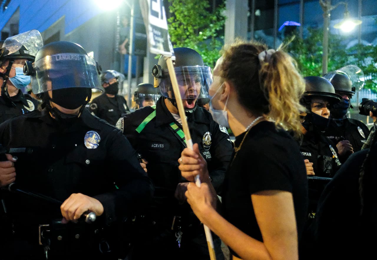 La convocatoria local pretendía una manifestación pacífica en el centro de 
<a href="https://www.univision.com/local/los-angeles-kmex/">Los Ángeles</a>.