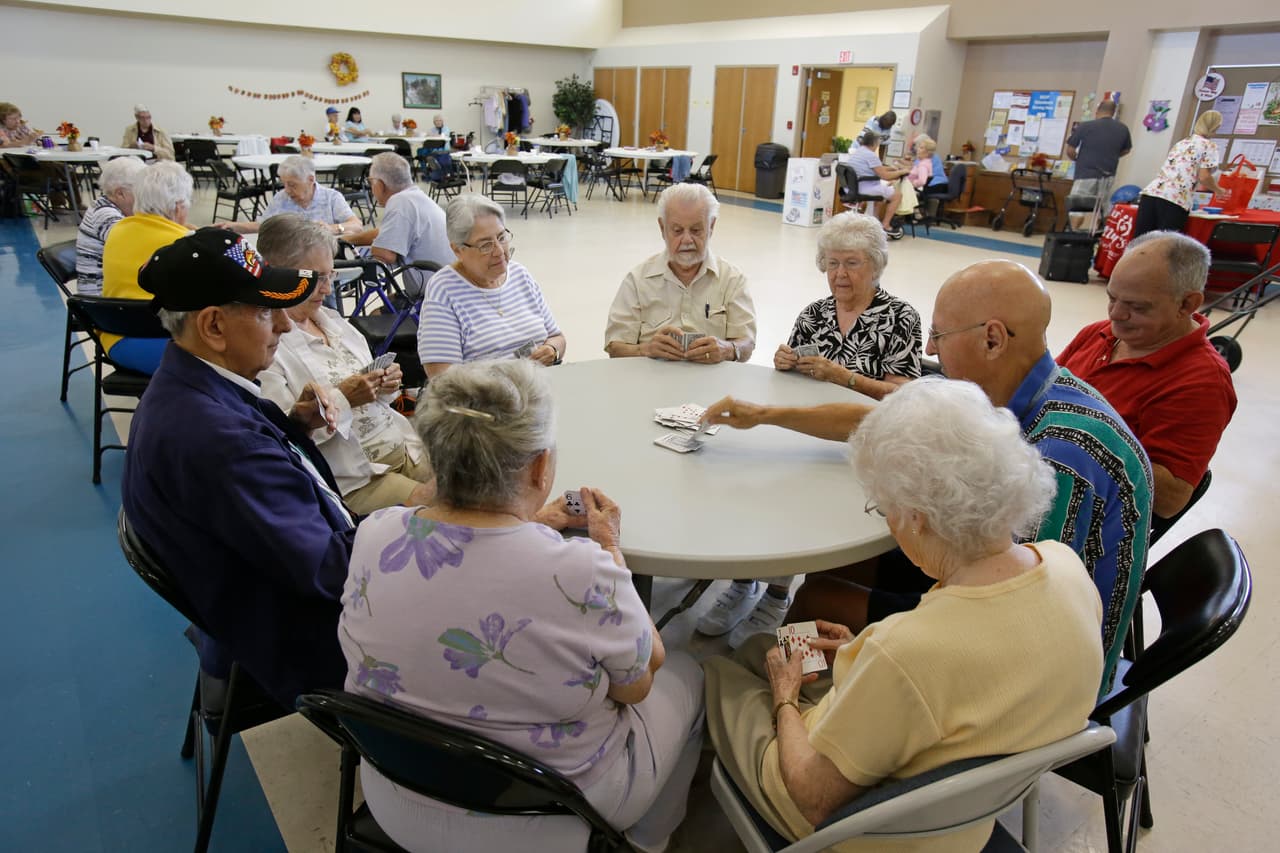 Entre 10% y 20% de los residentes en hogares para adultos mayores y centros de cuidado 
<b>son maltratados por sus compañeros</b>, 
<a href="https://www.nextavenue.org/bullying-assisted-living/">según un artículo</a> de la Asociación Estadounidense de Personas Retiradas.