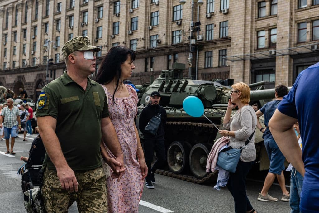 Las autoridades de Kiev han prohibido cualquier congregación pública de lunes a jueves en la capital y el gobernador de la región de Járkov ordenó un toque de queda del martes por la noche al jueves por la mañana.