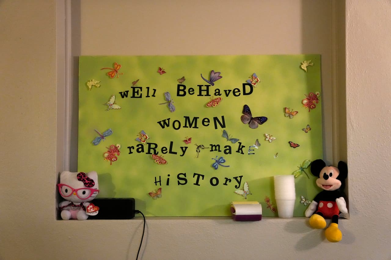 Un letrero adorna la pared dentro de una sala de procedimientos donde los médicos practican abortos, el sábado 9 de octubre de 2021, en Hope Medical Group for Women en Shreveport, 
<a href="https://www.univision.com/temas/louisiana-estado">Louisiana</a>.