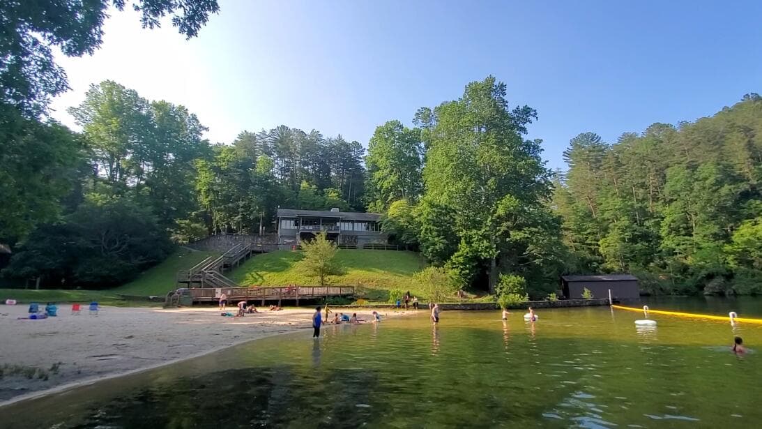 En el parque, los visitantes descubren una variedad de aventuras al aire libre y oportunidades de relajación que incluyen tiro con arco y tiro al blanco, pesca con mosca, remo, alquiler de botes, tirolesa, ciclismo de montaña y más.