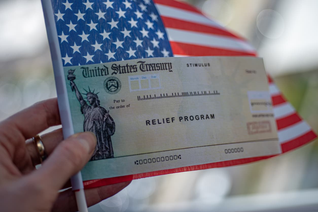 <b>Qué hacer si no recibiste uno o ningún cheque de estímulo y eres elegible |</b> El IRS ha dicho que permitirá solicitar los cheques de estímulo al presentar tu declaración de impuestos este año. Lo llama el 'crédito de recuperación de reembolso' (credit recovery rebate en inglés), pero se trata en la práctica del cheque de estímulo de $1,200 aprobado dentro del paquete de ayudas 
<i>CARES Act</i> en marzo pasado y del cheque de estímulo de $600 del plan de alivio de diciembre pasado.
<br>
<br>"Las personas elegibles que no recibieron el monto completo de los pagos de impacto económico, pueden reclamar el 'crédito de recuperación de reembolso' en un Formulario 1040 o Formulario 1040-SR del 2020", dijo el IRS. Para ello deberán completar la hoja específica para este crédito en las instrucciones del Formulario 1040 y del Formulario 1040-SR. 
<i><a href="https://www.univision.com/noticias/dinero/no-me-llego-el-cheque-de-estimulo-como-pedirlo-al-irs">En esta nota abundamos en este tema.</a></i>