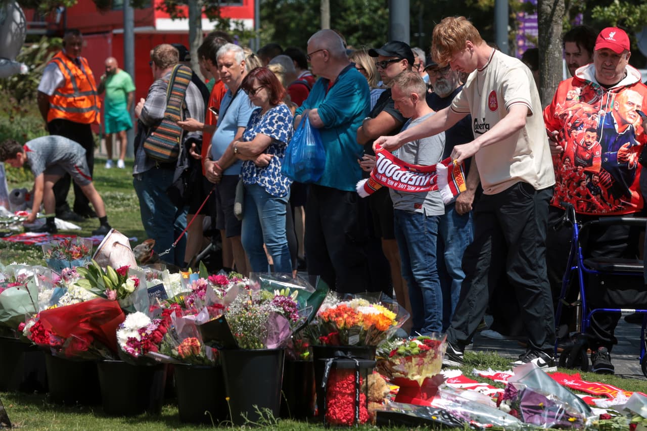 Aficionados dejan tributos en memoria del jugador del Liverpool Diogo Jota en Anfield, sede del Liverpool FC, en Liverpool, jueves 3 de julio de 2025.