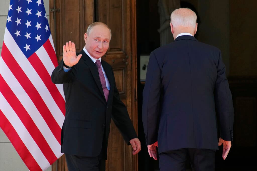 Pero al final fue el primero en entrar al edificio, mientras Putin aprovechaba para hacer un último saludo a la prensa antes de entrar a la mansión.