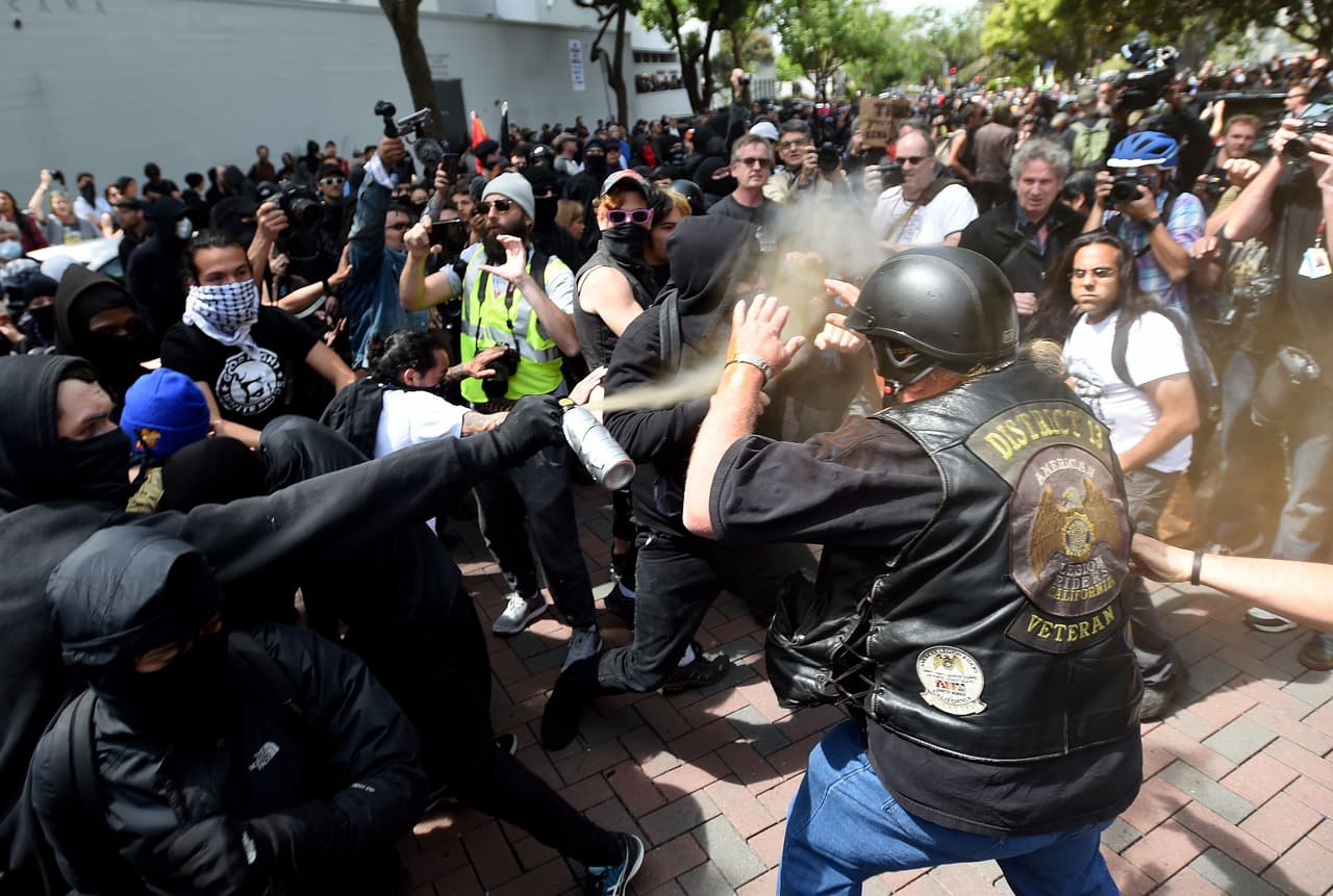 <b>Día 86/ABRIL 15: <a href="http://www.univision.com/los-angeles/kmex/noticias/protestas/la-violencia-vuelve-a-estallar-en-evento-a-favor-del-presidente-trump-en-california">Un violento enfrentamiento se registró cuando alrededor de 500 simpatizantes y detractores del presidente</a> <a href="http://www.univision.com/temas/donald-trump">Donald Trump</a></b> coincidieron en un evento en el centro de la ciudad de Berkeley, California. Es el segundo encontronazo entre ambos bandos que ocurre en esa localidad en poco más de un mes. Al menos 
<b>13 personas han sido arrestadas</b> y se reporta sobre el decomiso de múltiples “objetos prohibidos”, incluidas navajas y palos de tamaños de bates de béisbol.