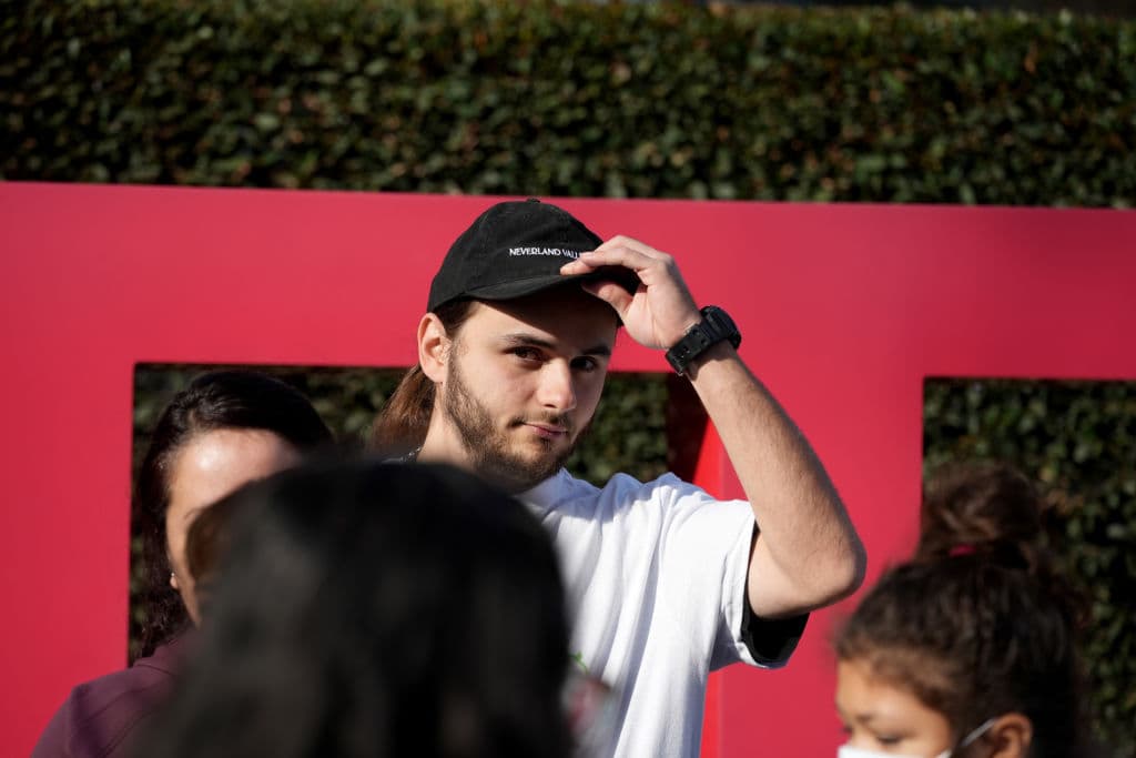 Prince Jackson, el primogénito de los hijos del 'Rey del Pop', no había nacido cuando su padre enfrentó las 
<b><a href="https://www.univision.com/local/los-angeles-kmex/michael-jackson-entre-el-repudio-y-la-admiracion-en-el-decimo-aniversario-de-su-muerte-en-los-angeles" target="_blank">primeras acusaciones de abuso infantil</a></b> por parte de menores a los que habría 
<b>ofrecido ayuda y viajes a Neverland</b>. En 2005, 
<b>Michael Jackson enfrentó juicio</b> por lo mismo, pero él apenas tenía 8 años. Ser testigo del proceso, del cual su padre fue 
<b>declarado "no culpable"</b>, pudo haberlo motivado a protegerse más. Sin embargo, decidió honrar la misión de vida del genio creador de
<b> <a href="https://www.univision.com/entretenimiento/cultura-pop/thriller-ya-no-es-el-disco-mas-vendido-pero-no-dejaremos-de-bailarlo-jamas" target="_blank">'Thriller'</a>. </b>