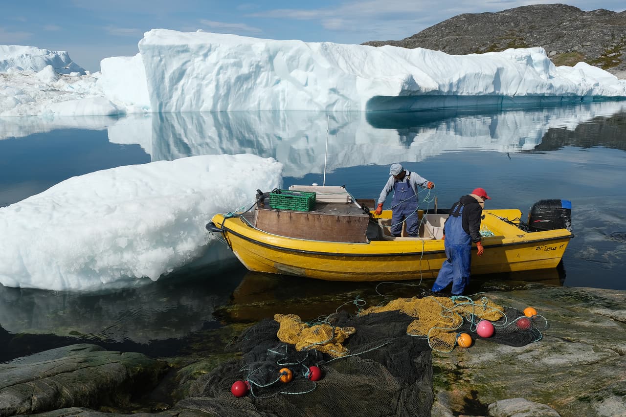 Pescadores junto al hielo flotante en Ilulissat. 
<br>
<br>La investigación utilizó los datos arrojados por satélites de la Agencia Espacial Europea. Con ellos estimaron con precisión el cambio de elevación de la superficie de hielo a lo largo del tiempo.
<br>
