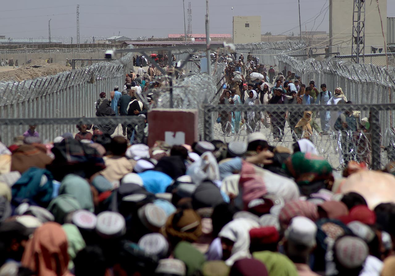 Desplazados afganos cruzan la frontera hacia Pakistán. Este país abrió su cruce fronterizo con Afganistán en Chamán para dejar pasar a los desplazados luego de una negociación con el talibán.
