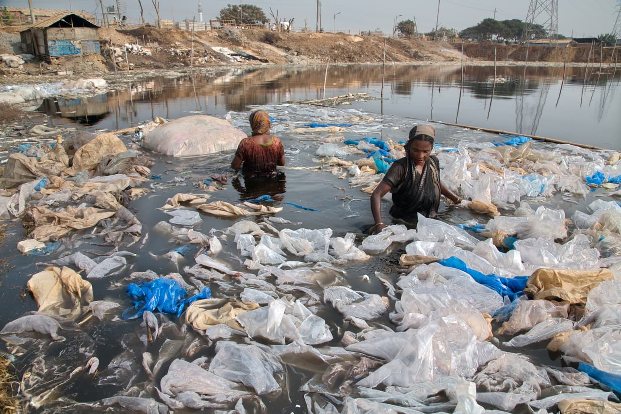 <b>Hazaribgh, Bangladesh. </b>Esta zona de Dacca, una de las capitales más contaminadas del mundo, produce diariamente toneladas de productos tóxicos que son descargadas en el río que atraviesa la ciudad. Cerca de 200,000 personas que residen alrededor del río están expuestas a la contaminación.