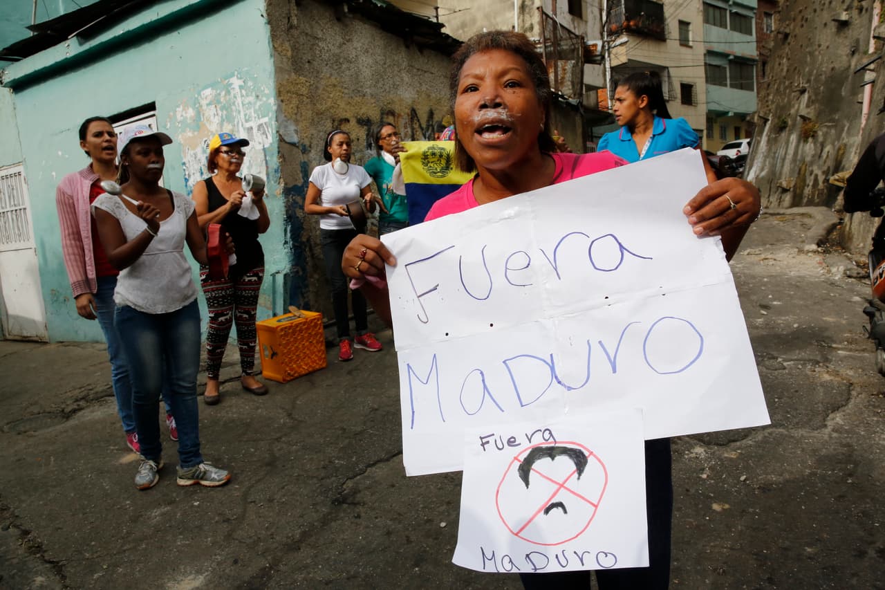 Este lunes, 
<a href="https://www.univision.com/noticias/crisis-en-venezuela/fuerza-armada-de-venezuela-detiene-a-un-grupo-de-soldados-alzados-contra-nicolas-maduro"><b>un grupo de militares se alzó contra el gobierno de Nicolás Maduro y fue detenido poco después</b></a>. Los soldados sublevados hicieron el anuncio a través de las redes sociales y poco después, decenas de vecinos de las zonas cercanas a la sede militar salieron a las calles a protestar. En la imagen, una mujer con pasta dental bajo su nariz para evadir los efectos de los gases lacrimógenos lanzados por fuerzas de seguridad.