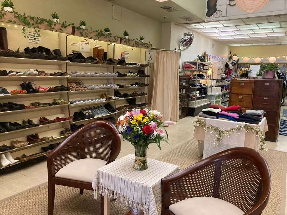 La pequeña tienda de bondad o 
<b>Little Shop of Kindness está abierta de martes a viernes de 9 a 3 pm</b> en el Centro Adventista del Séptimo Día ubicado en la 12 West y la 40th West, en Manhattan.
<br>
<br>
<b><a href="https://www.ttlcnyc.org/" target="_blank">Puedes revisar más información en este enlace</a></b>.
<br>
<br>Además, puedes acudir los lunes entre las 2:00 y las 6:00 pm para dejar donaciones.
<br>